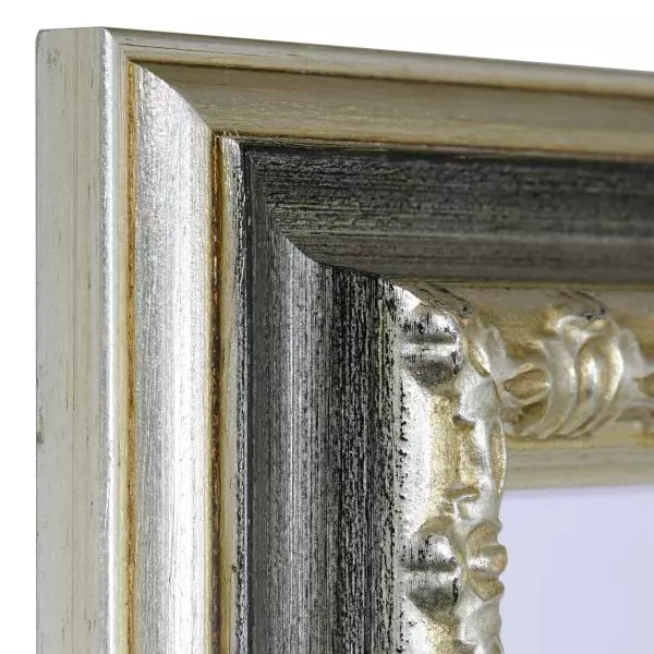 Ansicht der Ecke eines silbernen, in Handarbeit hergestellten Bilderrahmens mit Barockleiste und royalem Charme