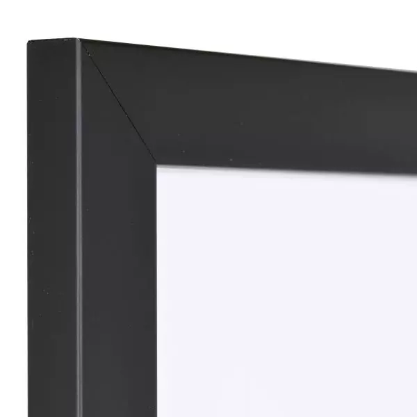 Ansicht der Ecke eines schwarzen Bilderrahmens mit sichtbarer Holzstruktur, glatter Oberfläche und kantigem, schlichtem Profil