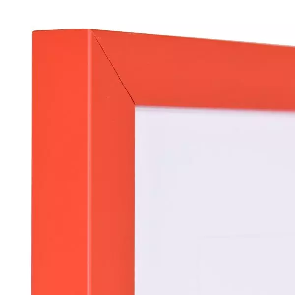 Ansicht der Ecke eines roten Bilderrahmens mit geschlossener, glatter Oberfläche und würfelförmigem Profil