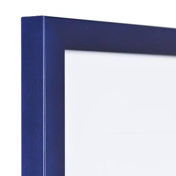 Ansicht der Ecke eines schmalen, blauen Bilderrahmens mit sichtbarer Holzstruktur und glatter Oberfläche