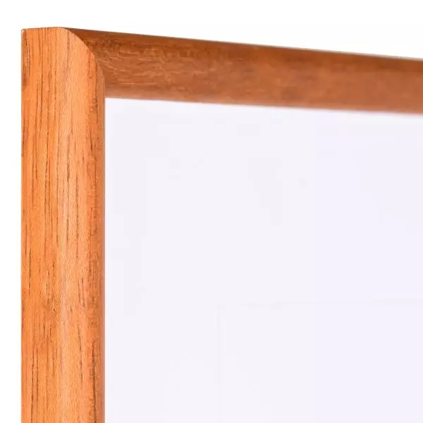 Ansicht der Ecke eines klassischen, offenporigen, braunen Holzrahmens mit schmalem Halbrundprofil