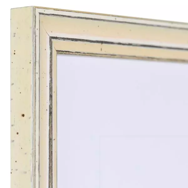 Ansicht der Ecke eines weissen, offenporigen, matten Vintage Rahmens mit an den Kanten abgeriebener Farbe