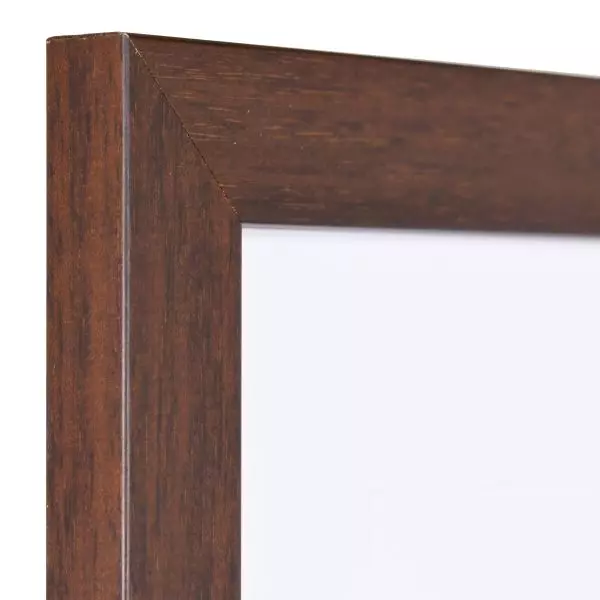 Ansicht der Ecke eines braunen Bilderrahmens mit sichtbarer Holzstruktur, glatter Oberfläche und kantigem, schlichtem Profil