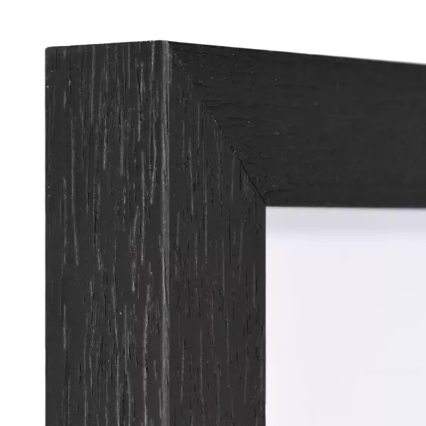 Ansicht der Ecke eines schwarzen Holzrahmens, offenporig lackiert mit sicht-und fühlbarer Holzstruktur 