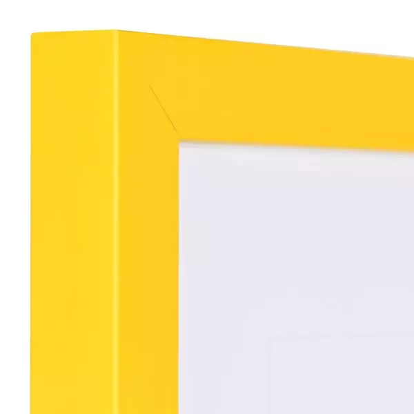 Ansicht der Ecke eines gelben Bilderrahmens mit geschlossener, glatter Oberfläche und würfelförmigem Profil