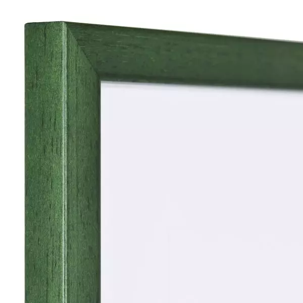 Ansicht der Ecke eines schmalen, tannengrünen Bilderrahmens mit sichtbarer Holzstruktur und glatter Oberfläche