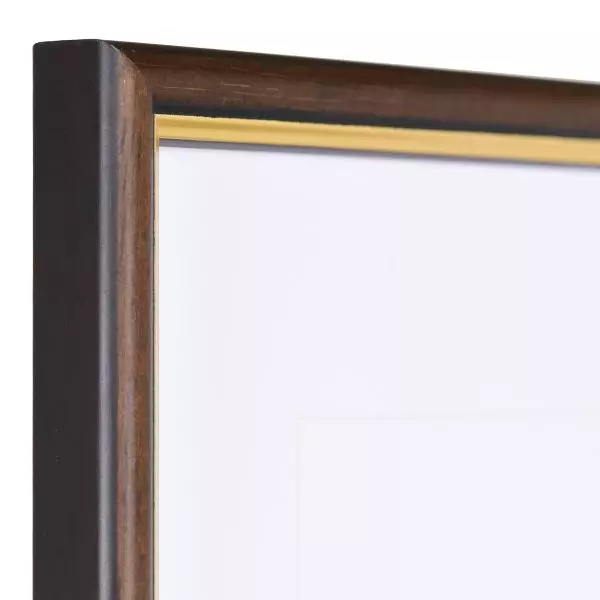 Ansicht der Ecke eines braunen Bilderrahmens mit innenliegender Goldkante