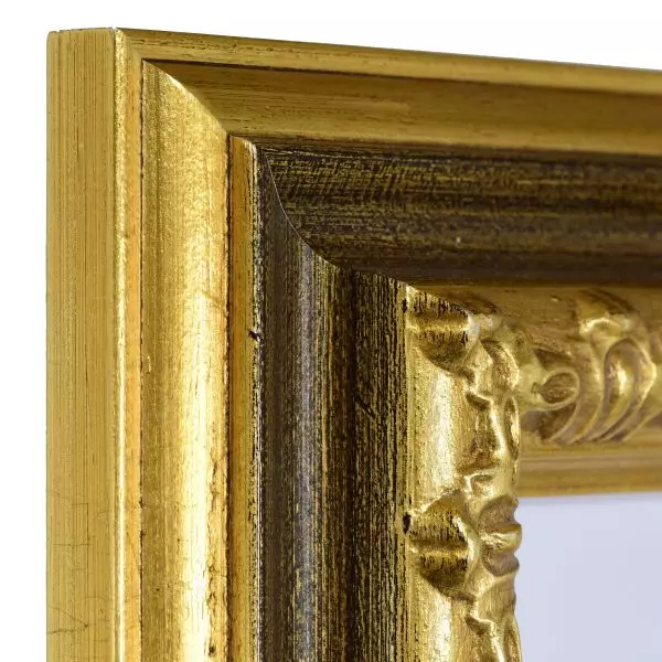 Ansicht der Ecke eines goldenen, in Handarbeit hergestellten Bilderrahmens mit Barockleiste und royalem Charme
