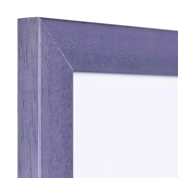 Ansicht der Ecke eines fliederfarbenen Bilderrahmens mit sichtbarer Holzstruktur, glatter Oberfläche und kantigem, schlichtem Profil