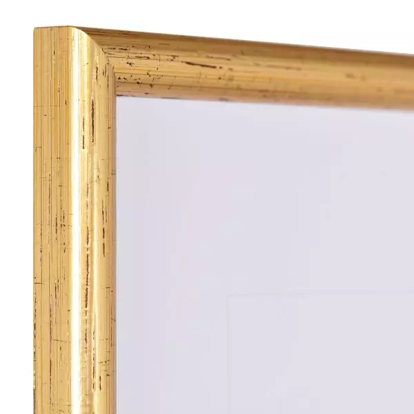 Ecke eines klassischen, offenporigen Holzrahmens in der Farbe Gold