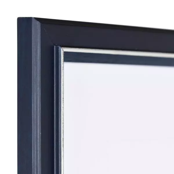 Ecke eines klassischen Holzrahmens 30x40 in der Farbe Blau mit Silberkante
