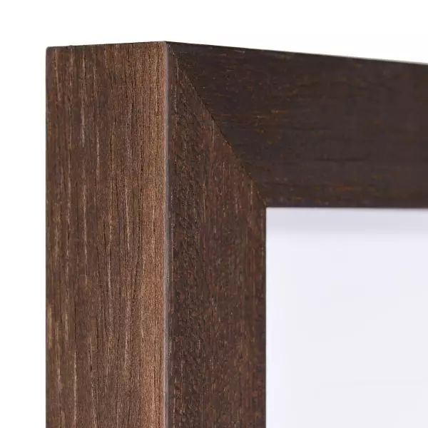 Ansicht der Ecke eines dunkelbraunen Holzrahmens, offenporig lackiert mit sicht- und fühlbarer Holzstruktur