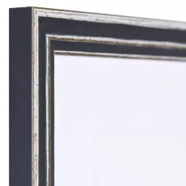 Ansicht der Ecke eines grauen, offenporigen, matten Vintage Rahmens mit an den Kanten abgeriebener Farbe