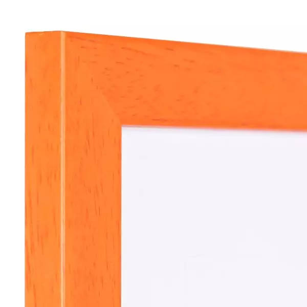 Ansicht der Ecke eines orangenen Bilderrahmens mit sichtbarer Holzstruktur, glatter Oberfläche und kantigem, schlichtem Profil