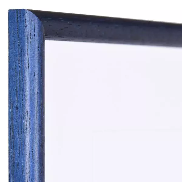 Ansicht der Ecke eines klassischen, offenporigen, blauen Holzrahmens mit schmalem Halbrundprofil