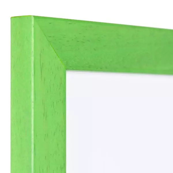 Ansicht der Ecke eines grünen Bilderrahmens mit sichtbarer Holzstruktur, glatter Oberfläche und kantigem, schlichtem Profil