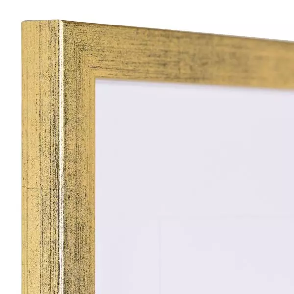 Ansicht der Ecke eines schmalen, goldenen Bilderrahmens mit sichtbarer Holzstruktur und glatter Oberfläche