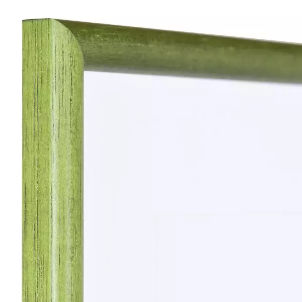 Ansicht der Ecke eines klassischen, offenporigen Holzrahmens in der Farbe Tannengrün mit schmalem Halbrundprofil
