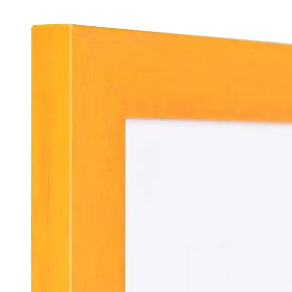 Ansicht der Ecke eines honigfarbenen Bilderrahmens mit sichtbarer Holzstruktur, glatter Oberfläche und kantigem, schlichtem Profil