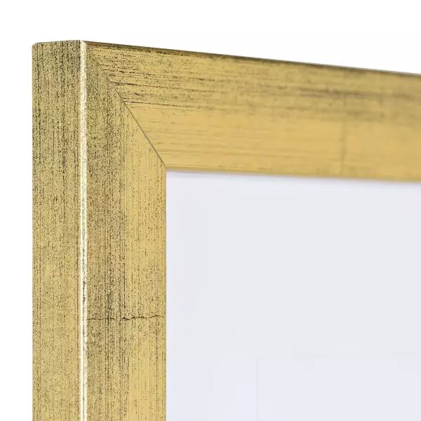 Ansicht der Ecke eines goldenen Bilderrahmens mit sichtbarer Holzstruktur, glatter Oberfläche und kantigem, schlichtem Profil