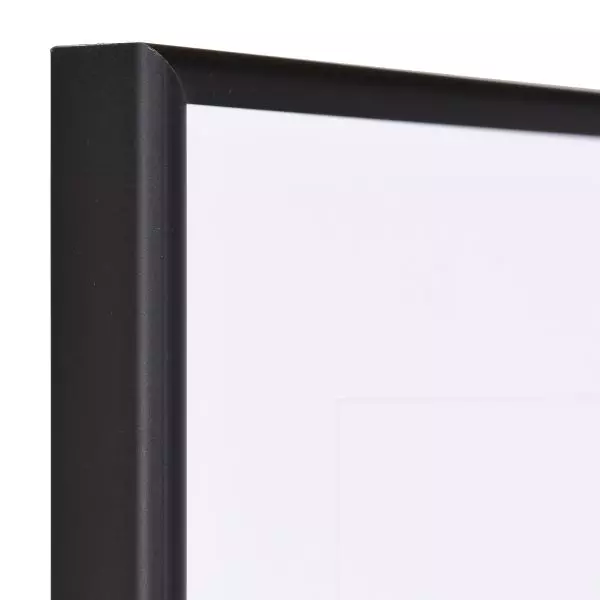 Ansicht der Ecke eines schwarzen, modernen Rahmens aus eloxiertem Aluminium mit robustem Halbrundprofil 