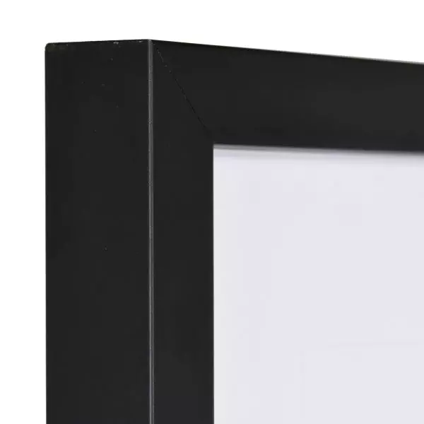 Ansicht der Ecke eines schwarzen Bilderrahmens A4 mit glatter Oberfläche und schlichtem Design