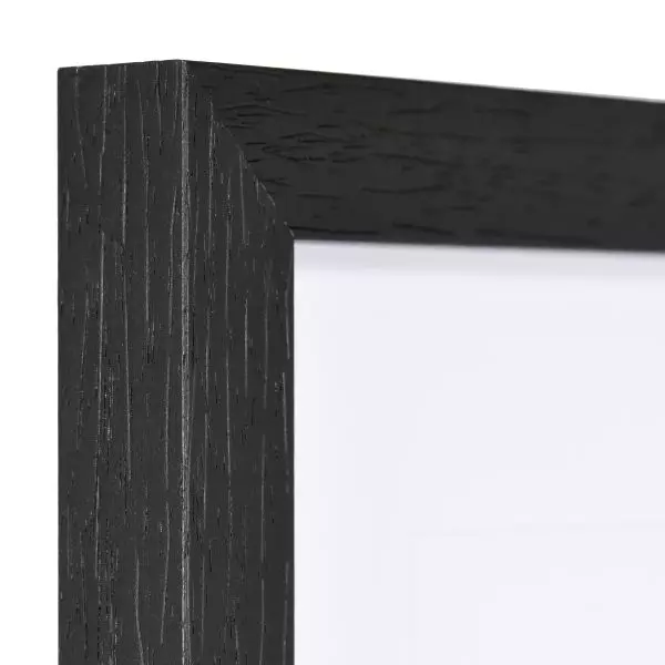 Ansicht der Ecke eines quadratischen, modernen, schwarzen Holzrahmens, dessen Holzstruktur sichtbar ist