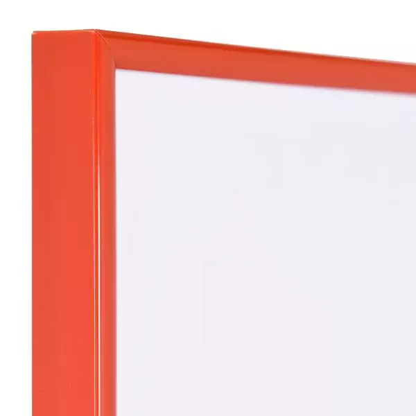 Ansicht der Ecke eines roten, schmalen Kunststoffrahmens mit Halbrundprofil