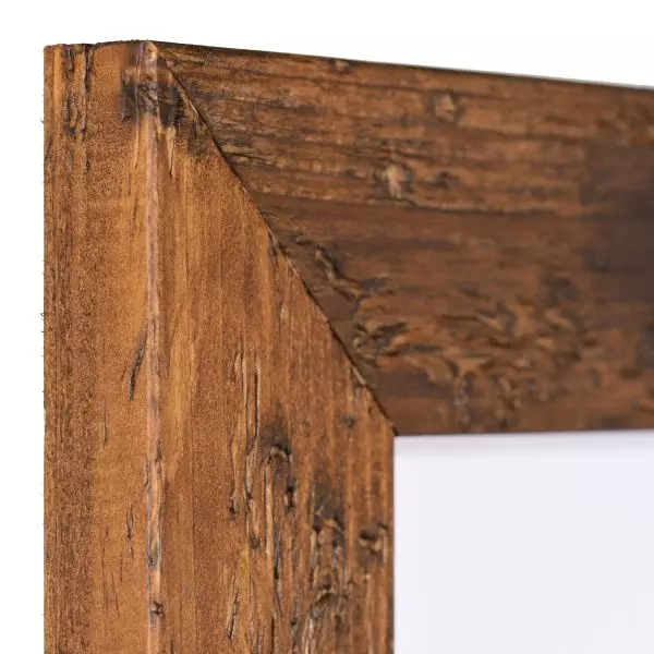 Ansicht der Ecke eines rustikalen, braunen Holzrahmens mit rechteckigem Flachprofil  im Used Look