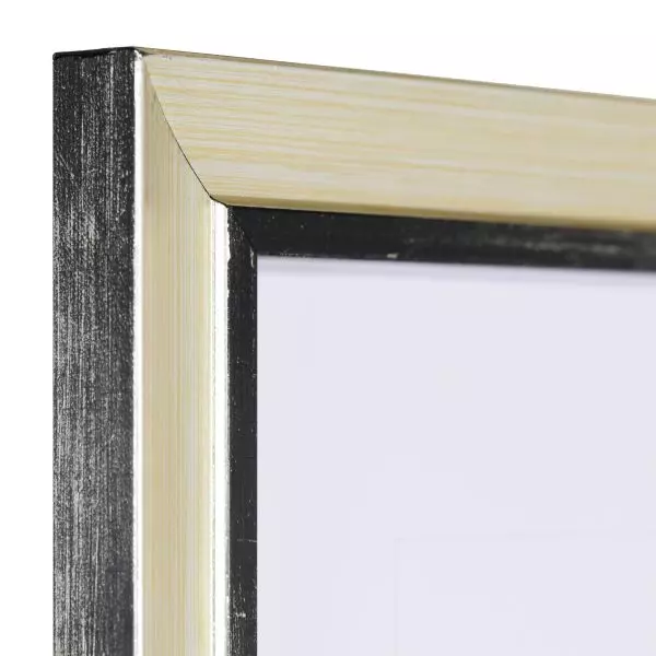 Ansicht der Ecke eines silbernen Bilderahmens classic mit farblich angesetzter Innenkante und metallischen Look
