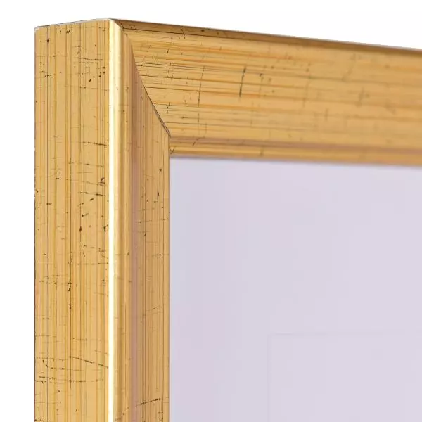 Ansicht der Ecke eines klassischen Holzrahmens in der Farbe Altgold mit Längsbürstung, glatter Oberfläche, Hohlkehle und einer gekehlten Innenkante