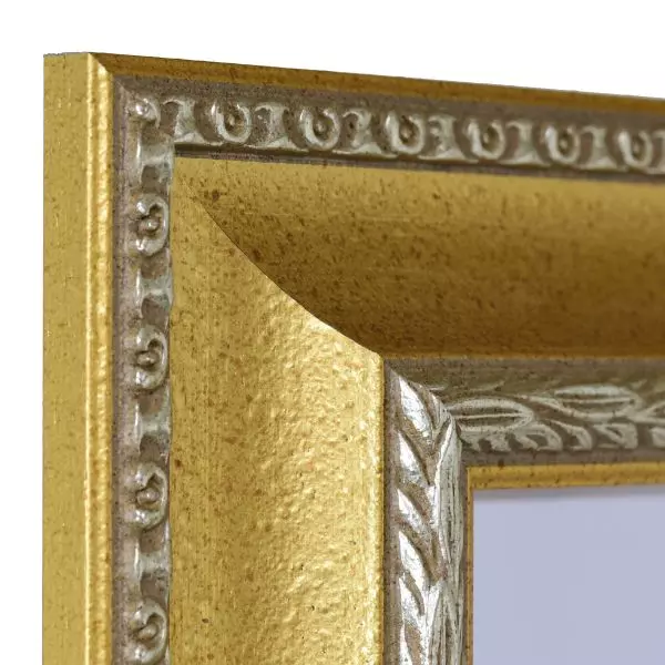 Ansicht der Ecke eines goldenen, antiken Bilderrahmens mit detailreichen Barockapplikationen 