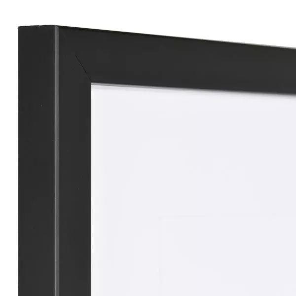 Ansicht der Ecke eines schmalen, schwarz lackierten Bilderrahmens mit sichtbarer Holzstruktur und glatter Oberfläche