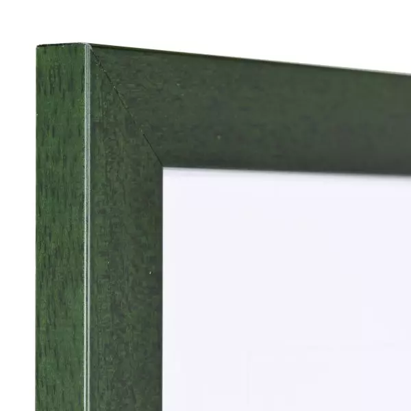 Ansicht der Ecke eines tannengrünen Bilderrahmens mit sichtbarer Holzstruktur, glatter Oberfläche und kantigem, schlichtem Profil