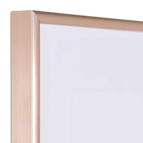 Ansicht der Ecke eines roséfarbenen, schmalen Kunststoffrahmens mit Halbrundprofil