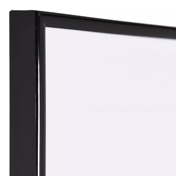Ansicht der Ecke eines schwarzen, schmalen Kunststoffrahmens mit Halbrundprofil