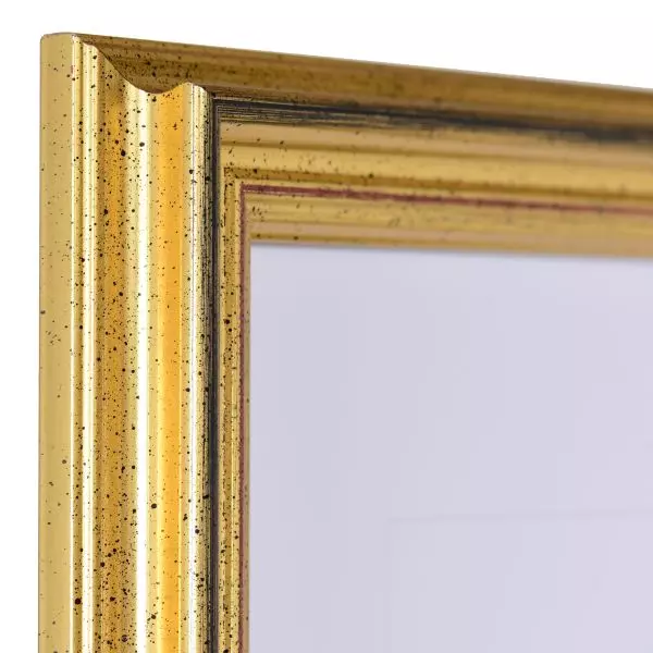 Ansicht der Ecke eines goldenen Holzrahmens im Barockstil mit steil aufsteigender Au