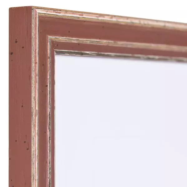 Ansicht der Ecke eines braunen, offenporigen, matten Vintage Rahmens mit an den Kanten abgeriebener Farbe