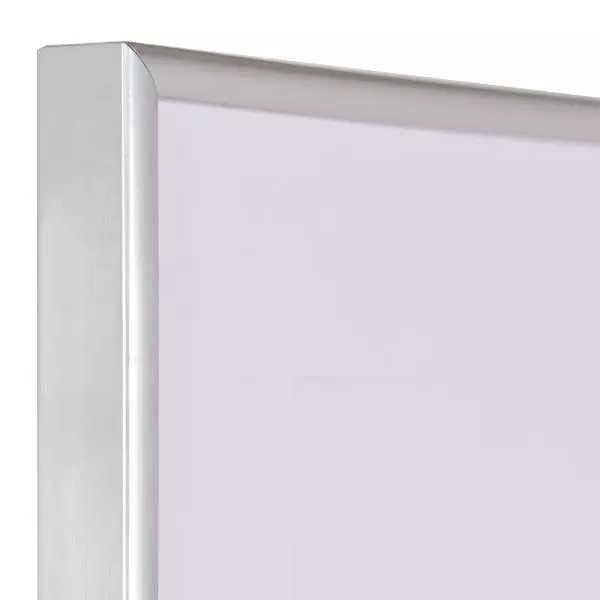 Ansicht der Ecke eines silbernen, schmalen Kunststoffrahmens mit Halbrundprofil