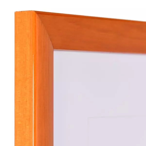 Ansicht der Ecke eines orangenen Bilderrahmens mit glatter Hochglanz-Oberfläche und sichtbarer Holzstruktur
