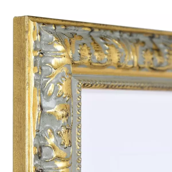 Ansicht der Ecke eines goldenen Holzrahmens im eleganten, barocken Look mit in Handarbeit aufgebürstetem Schlagmetall und Perlkante 