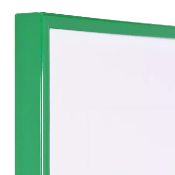 Ansicht der Ecke eines grünen, schmalen Kunststoffrahmens mit Halbrundprofil