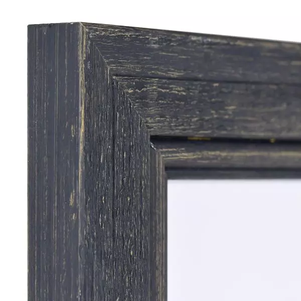 Ansicht der Ecke eines schwarzen, offenporig lackierten Holzrahmens mit Flachprofil und Rundstab an der Innenkante