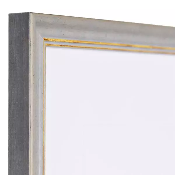 Ansicht der Ecke eines grauen Shabby Chic Holzrahmens mit leicht aufgerauter Oberfläche und goldener Zierkante