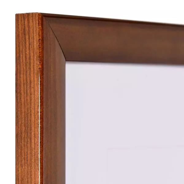 Ansicht der Ecke eines braunen Bilderrahmens mit glatter Hochglanz-Oberfläche und sichtbarer Holzstruktur