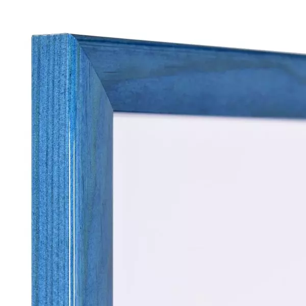 Ansicht der Ecke eines blauen Bilderrahmens mit glatter Hochglanz-Oberfläche und sichtbarer Holzstruktur