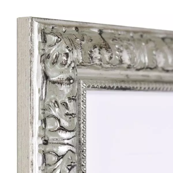 Ansicht der Ecke eines silbernen Holzrahmens im eleganten, barocken Look mit Perlkante 