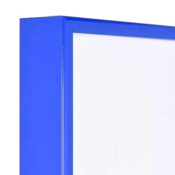 Ansicht der Ecke eines blauen, sehr formstabilen Aluminiumrahmens mit patentiertem Eckverbindersystem 